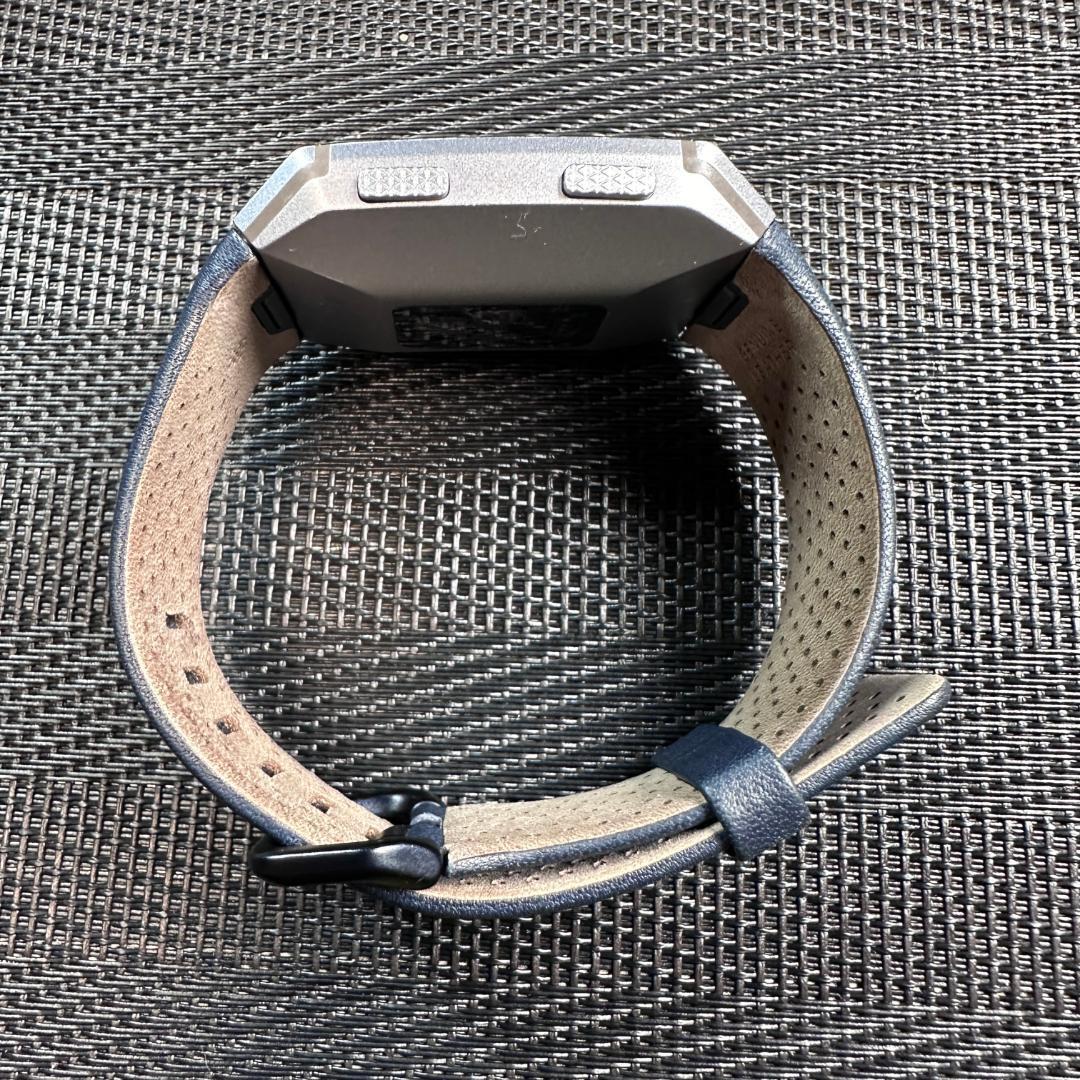 【通電確認済み】 fitbit ionic スマートウォッチ 腕時計 ジャンクの画像8