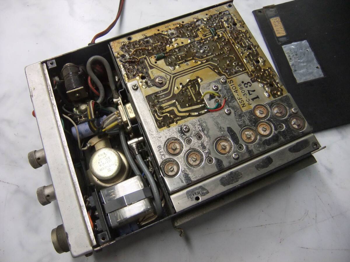 歴史的骨董品　ＪＲＣ日本無線のトランシーバーです。古いものですのでジャンク扱いノークレームでお願いします。_上側の基板