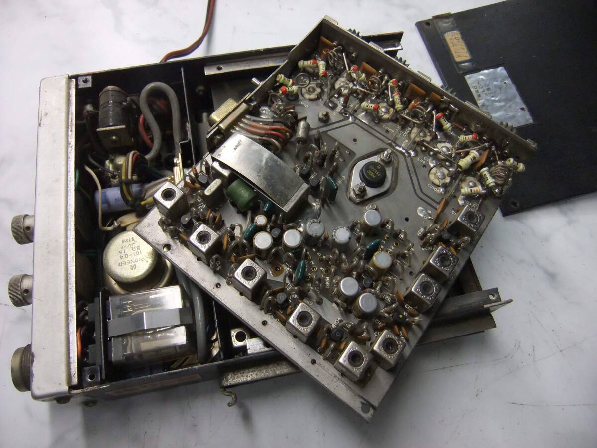 歴史的骨董品　ＪＲＣ日本無線のトランシーバーです。古いものですのでジャンク扱いノークレームでお願いします。_上側の基板を裏返して