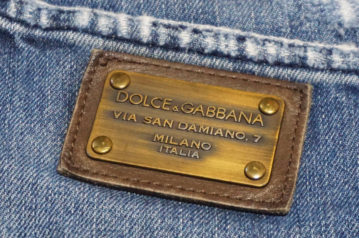 11534/ ドルチェ&ガッバーナ DOLCE&GABBANA ドルガバ ブロンズDGメタルプレート ダメー加工 クロップド 七分丈 デニム パンツ_画像1