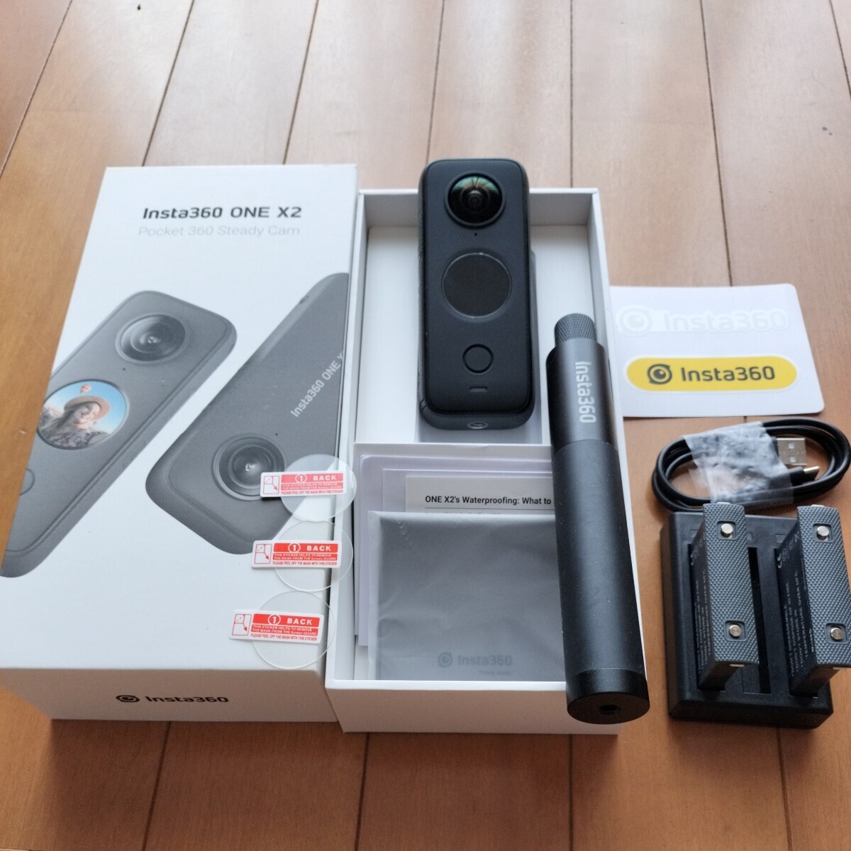 Insta360　ONE X2 中古美品！オマケ　純正見えない自撮り棒.社外バッテリープラス2個と急速充電器付！　ディスプレーガード3枚　_自撮り棒　3連充電器　バッテリー3個