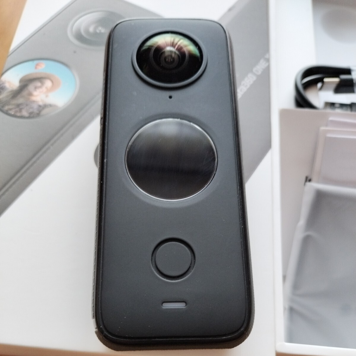 Insta360 ONE X2 中古美品！オマケ 純正見えない自撮り棒.社外バッテリープラス2個と急速充電器付！ ディスプレーガード3枚 の画像3