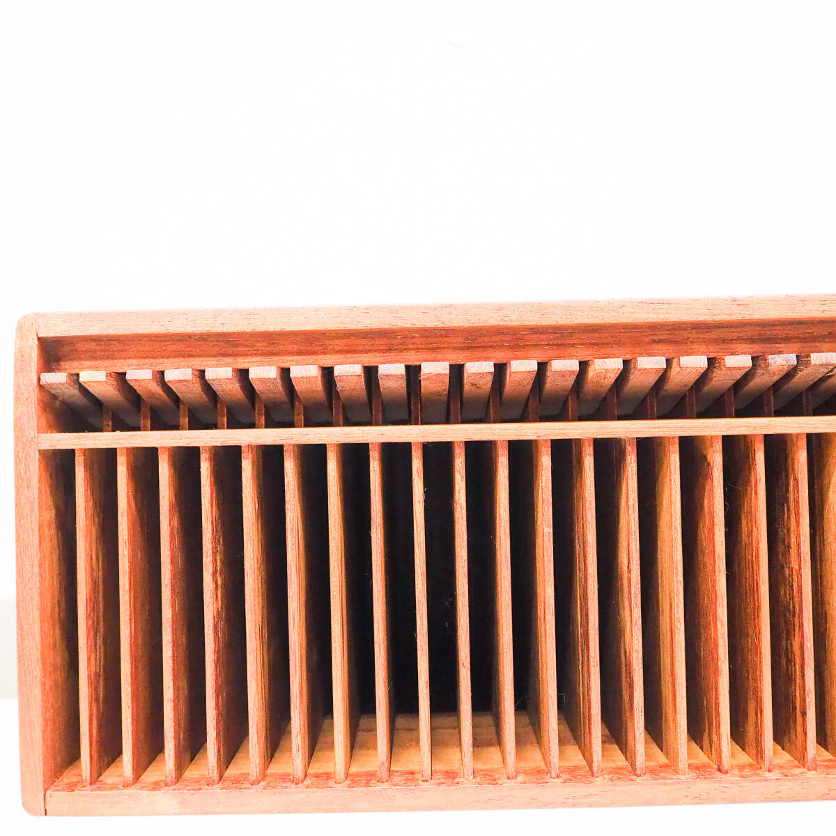 チーク材 CDラック 30枚収納 サイズ:約49.5×17×19cm 仕掛け箱 木製 壁掛け レトロ ヴィンテージ アンティーク K5028の画像3