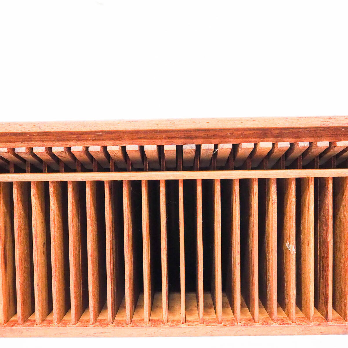 チーク材 CDラック 30枚収納 サイズ:約49.5×17×19cm 仕掛け箱 木製 壁掛け レトロ ヴィンテージ アンティーク K5028の画像4