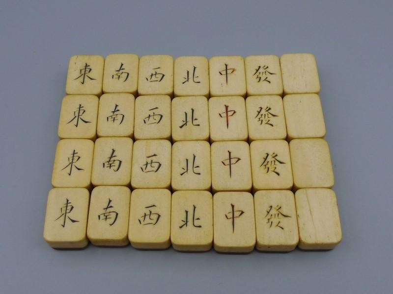 中国古玩 唐物 背竹 骨牌 麻雀牌 唐木箱付 時代物 骨象嵌 骨製 中国古玩 唐物 背竹 骨牌 麻雀牌 唐木箱付 時代物 骨象嵌 骨製