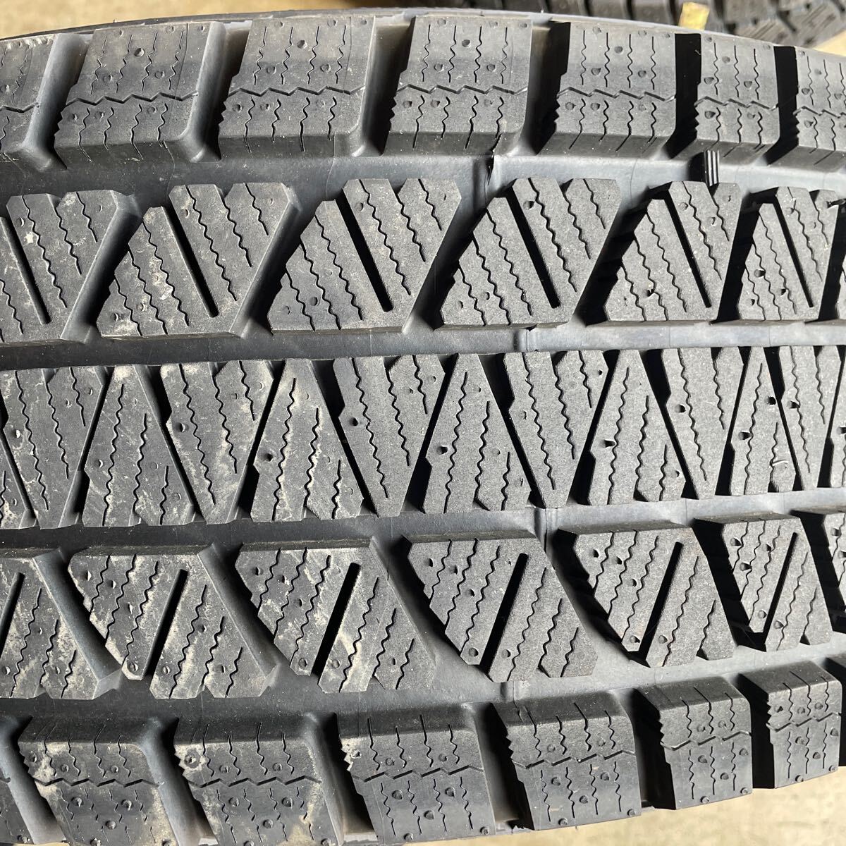 ランクル70 78 プラド 純正ホイール スタッドレス　ほぼ新品　良品　265/70R15 ブリヂストン DM-V3 7J オフセット-20 139.7 6H ハブ径106mm_画像5