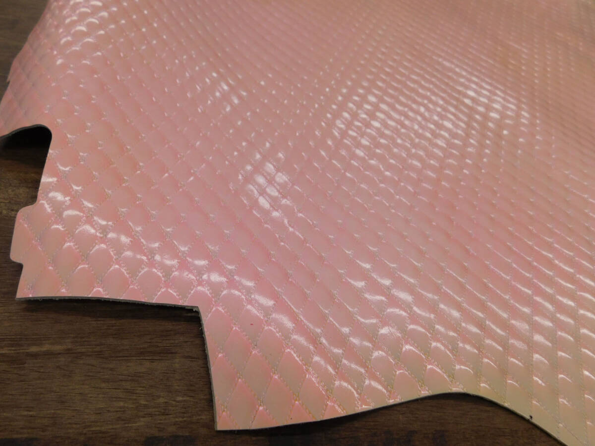 【1円スタート！！】エナメル革 型押し キルティング ピンク 約50ds 1.4mm厚 レザークラフト 材料 本革の画像2