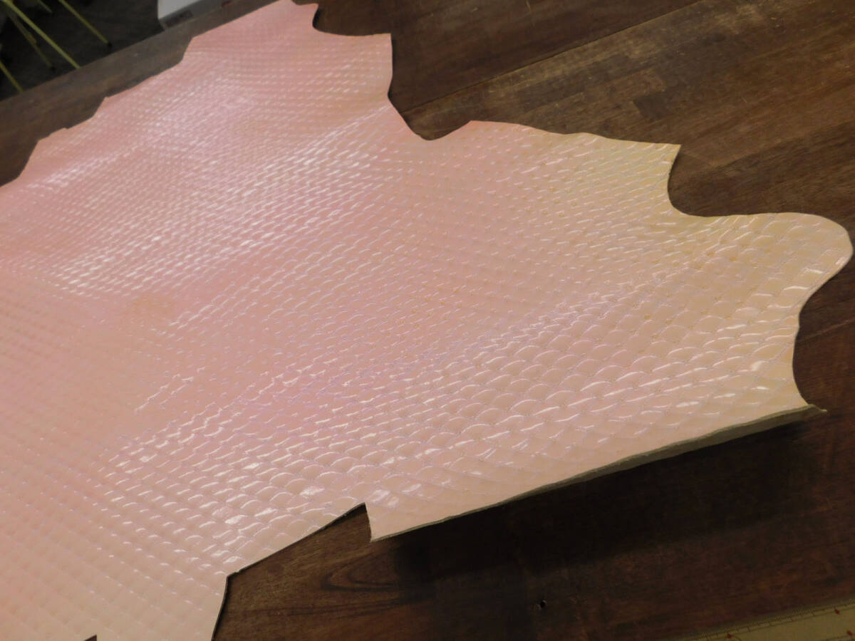 【1円スタート！！】エナメル革 型押し キルティング ピンク 約50ds 1.4mm厚 レザークラフト 材料 本革の画像4
