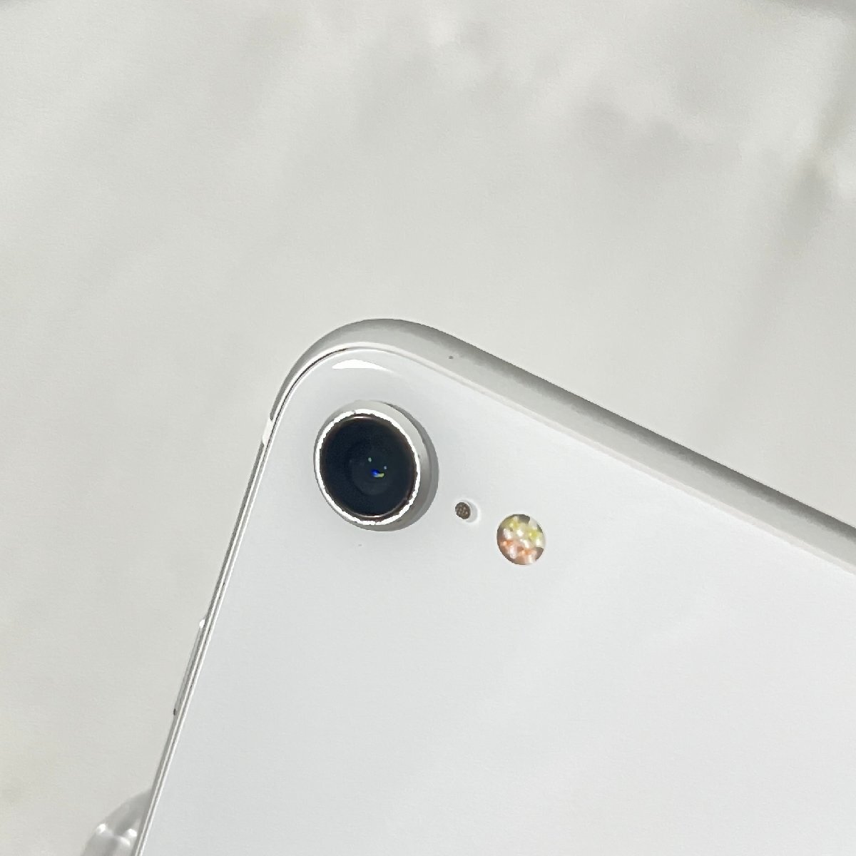 ★１円スタートお得！★iPhone SE 2 Apple 64GB ホワイト アップル バッテリー 93%【中古】 SIMロック解除済み_カメラ周辺部に傷あり