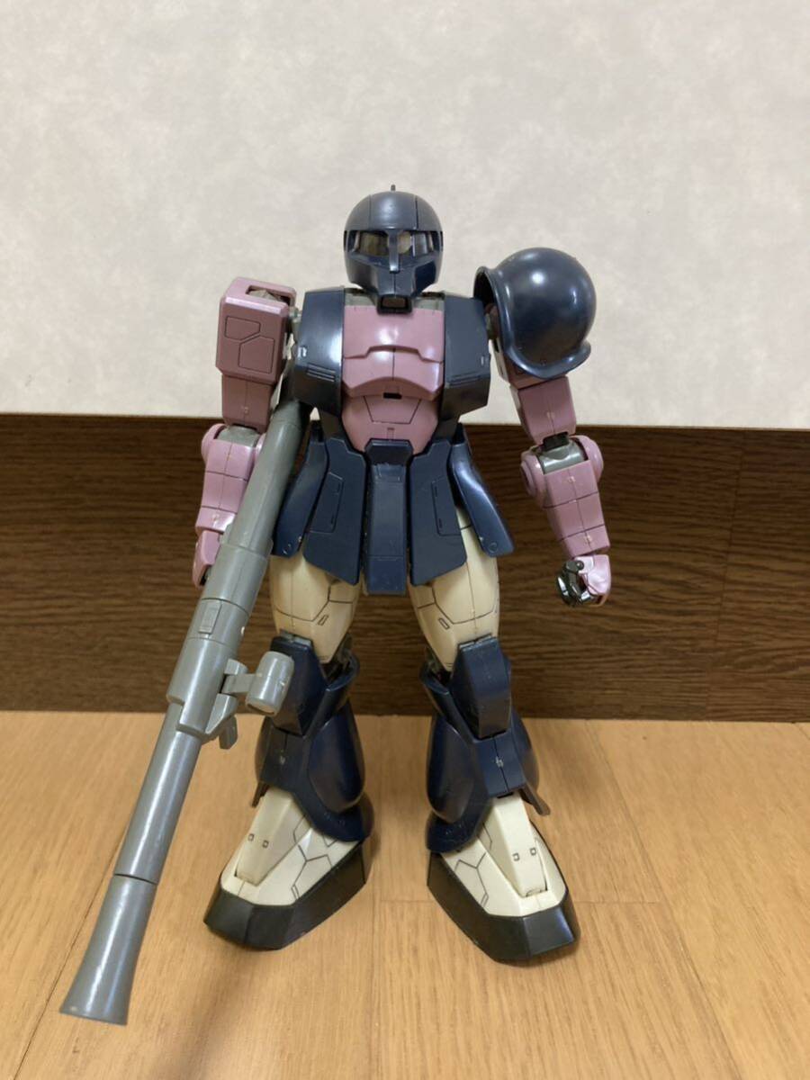 【ジャンク】MG 1/100 ザクⅠ (黒い三連星)塗装あり　現状品　箱、説明書無し　武装、パーツ欠品、欠損有り　パーツ取り　改造用　ガンプラ_画像2