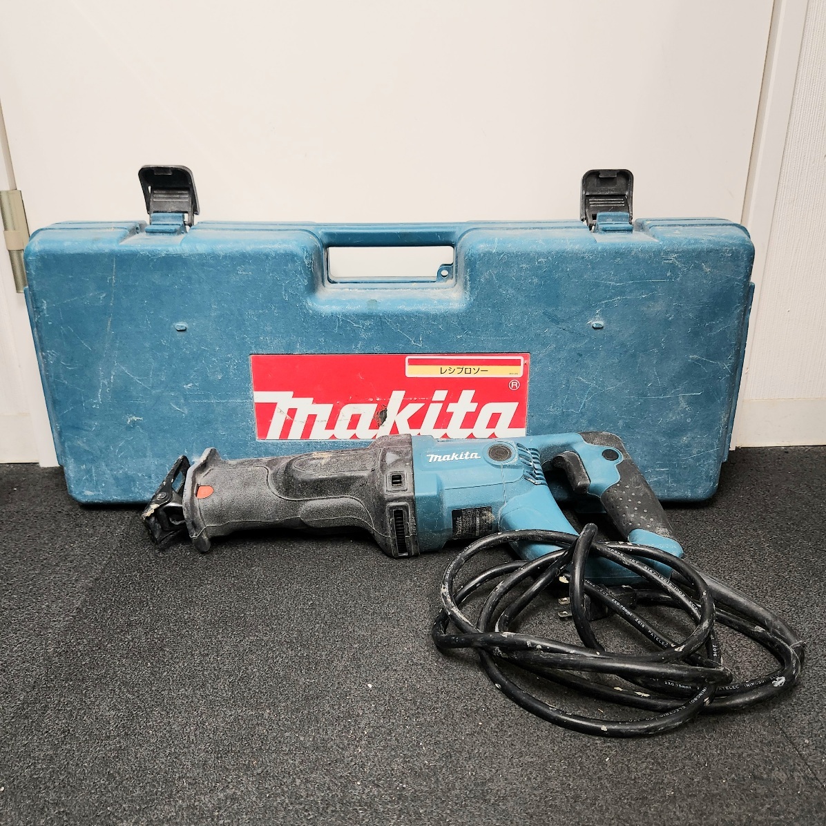 C-04075K【通電・動作未確認】中古品 makita マキタ 電動レシプロソー JR3050T 工具 工作 切断機 コード式 ジャンク の画像1