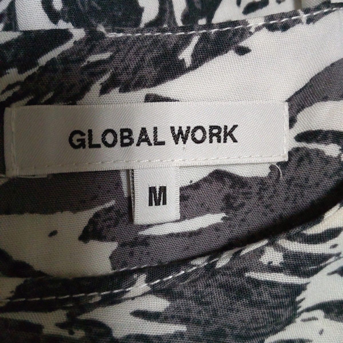 グローバルワーク　白地にグレーの濃淡の抽象柄着やすい七分袖　タラっとした素材