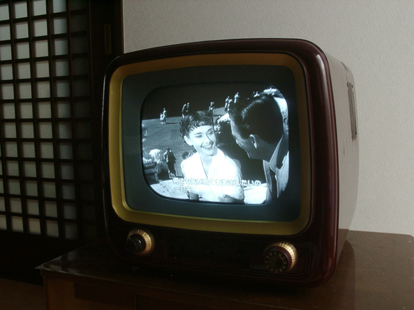 初期型 三菱真空管式白黒テレビ 型式667T14 (ビデオ入力端子付) 地デジチューナー・DVD など接続OKです テレビは分解整備済です_三菱初期型テレビです