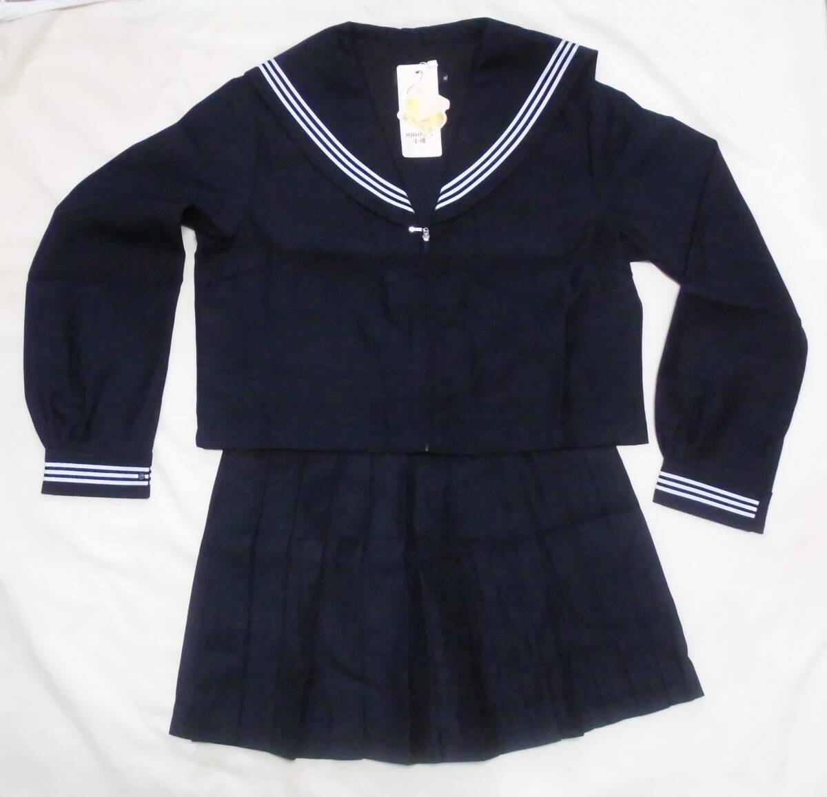 【新品未使用】冬用セーラー服 [上着＋ミニスカート＋りぼん＋ソックス] (サイズ:ＸＬ[身幅:約50㎝・Ｗ70～72×丈42㎝]／紺色に白三本線) の画像1