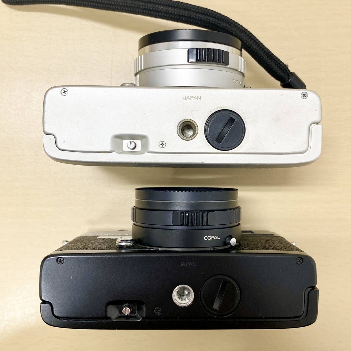 [ summarize exhibition ] 2 pcs Konica C35 Flashmatic silver black Konica film camera compact camera operation not yet verification junk treatment secondhand goods 