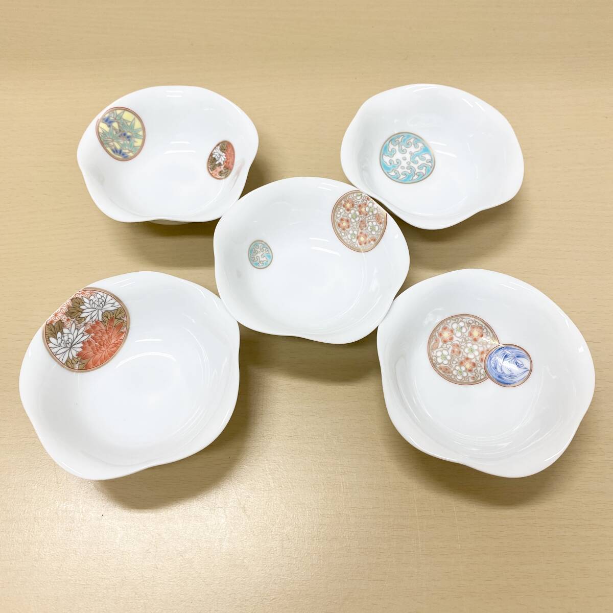 【未使用】 深川製磁 寿赤絵 小鉢5客セット 小皿揃え 食器 キッチン 磁器 器 工芸品 和食器 保管品_画像3