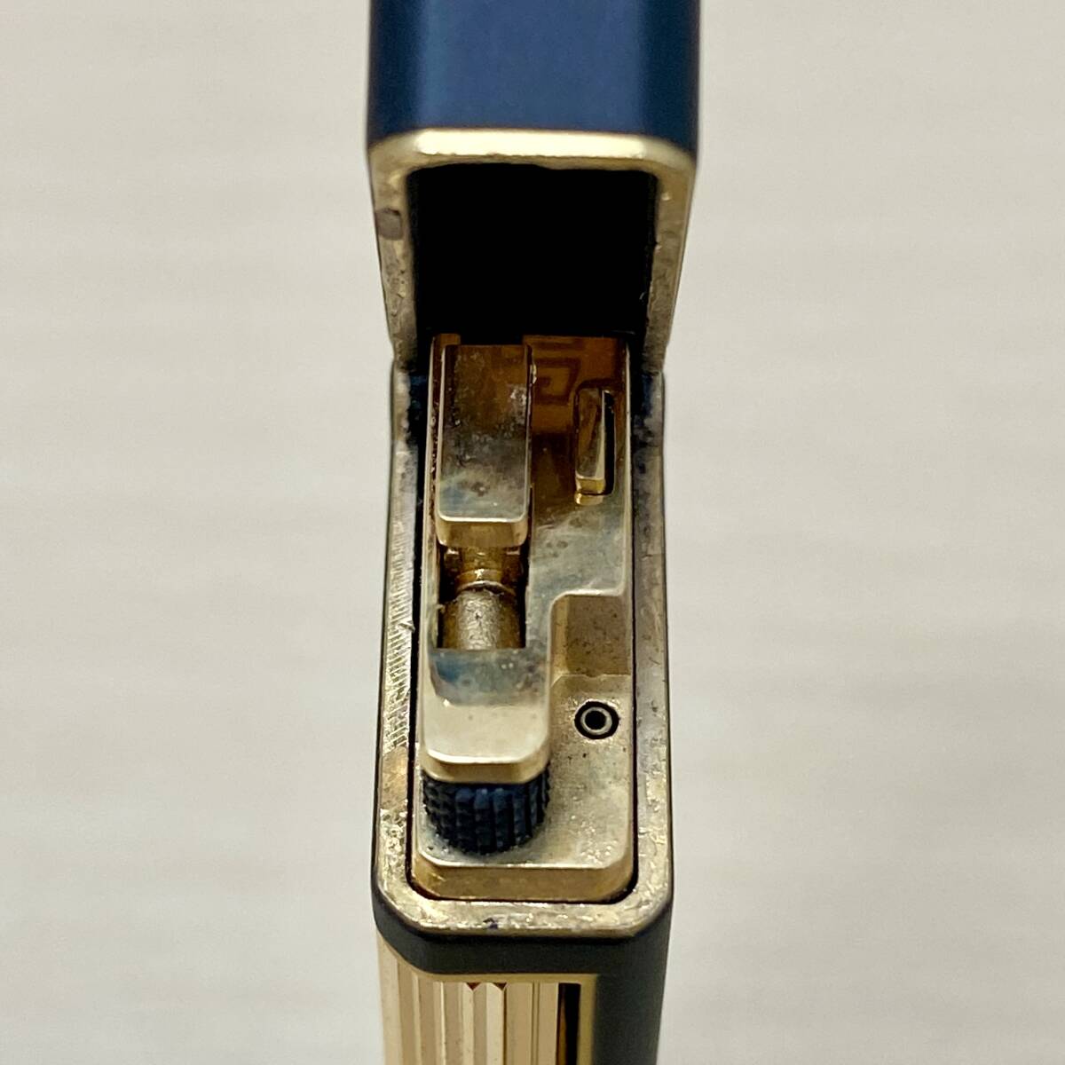 【ジャンク扱い】 GIVENCHY ガスライター ネイビーカラー ゴールドカラー ジバンシー 9000 着火未確認 保管品 中古品 コレクション_画像9