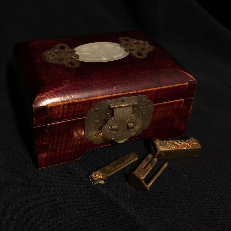 中国美術 宝石箱 小物入れ ジュエリーボックス アンティーク 木製 白玉透彫 鍵付の画像1