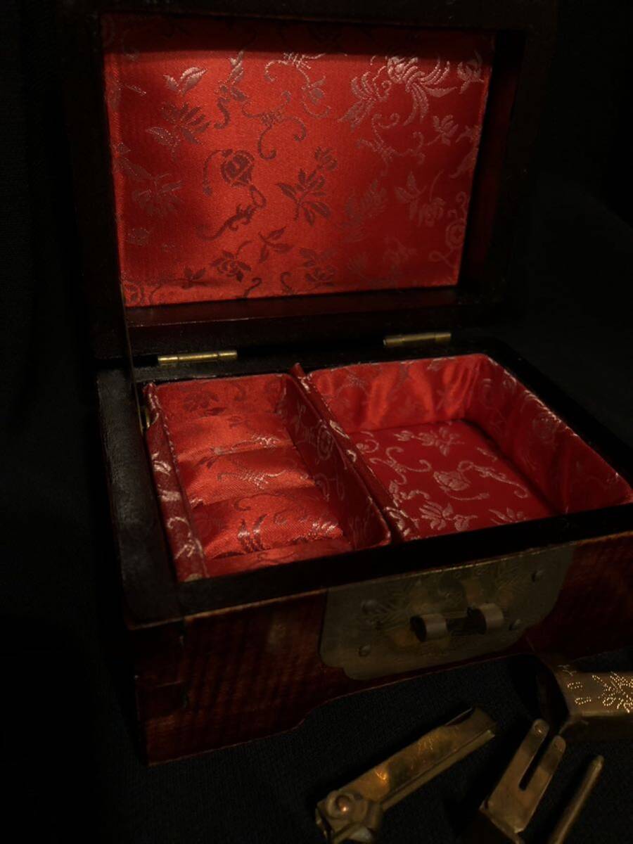 中国美術 宝石箱 小物入れ ジュエリーボックス アンティーク 木製 白玉透彫 鍵付の画像3
