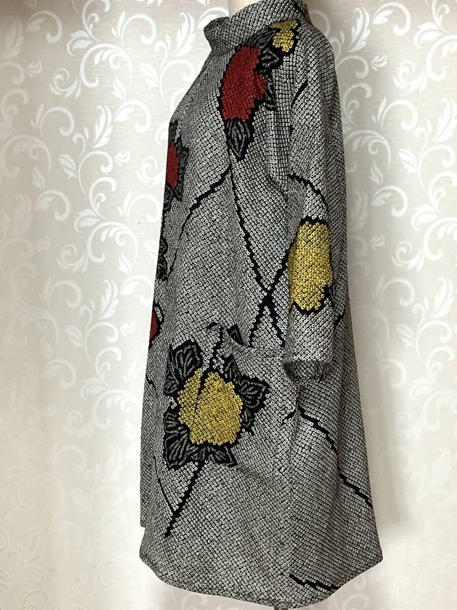 着物リメイク、正絹絞りのチュニック、黒地に赤と黄色の花の画像4