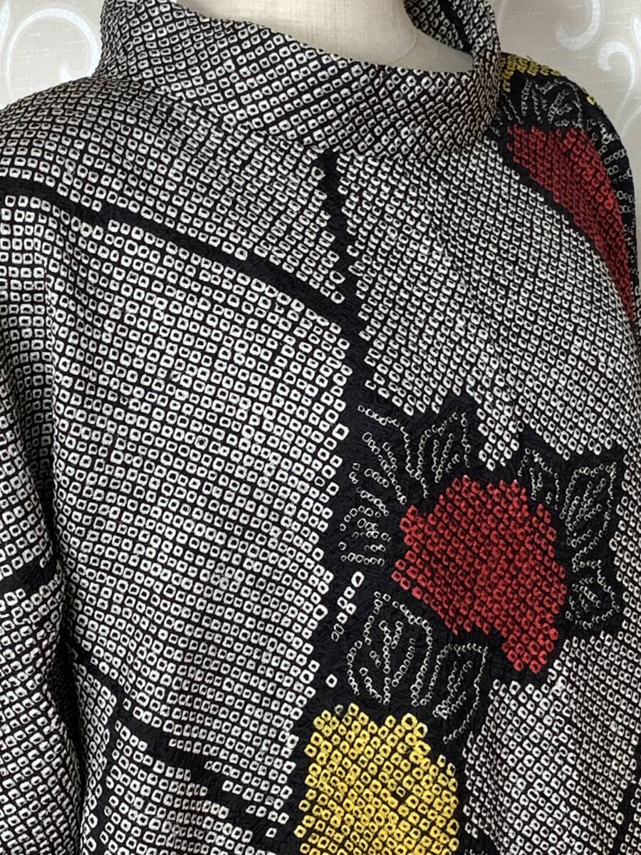 着物リメイク、正絹絞りのチュニック、黒地に赤と黄色の花の画像3