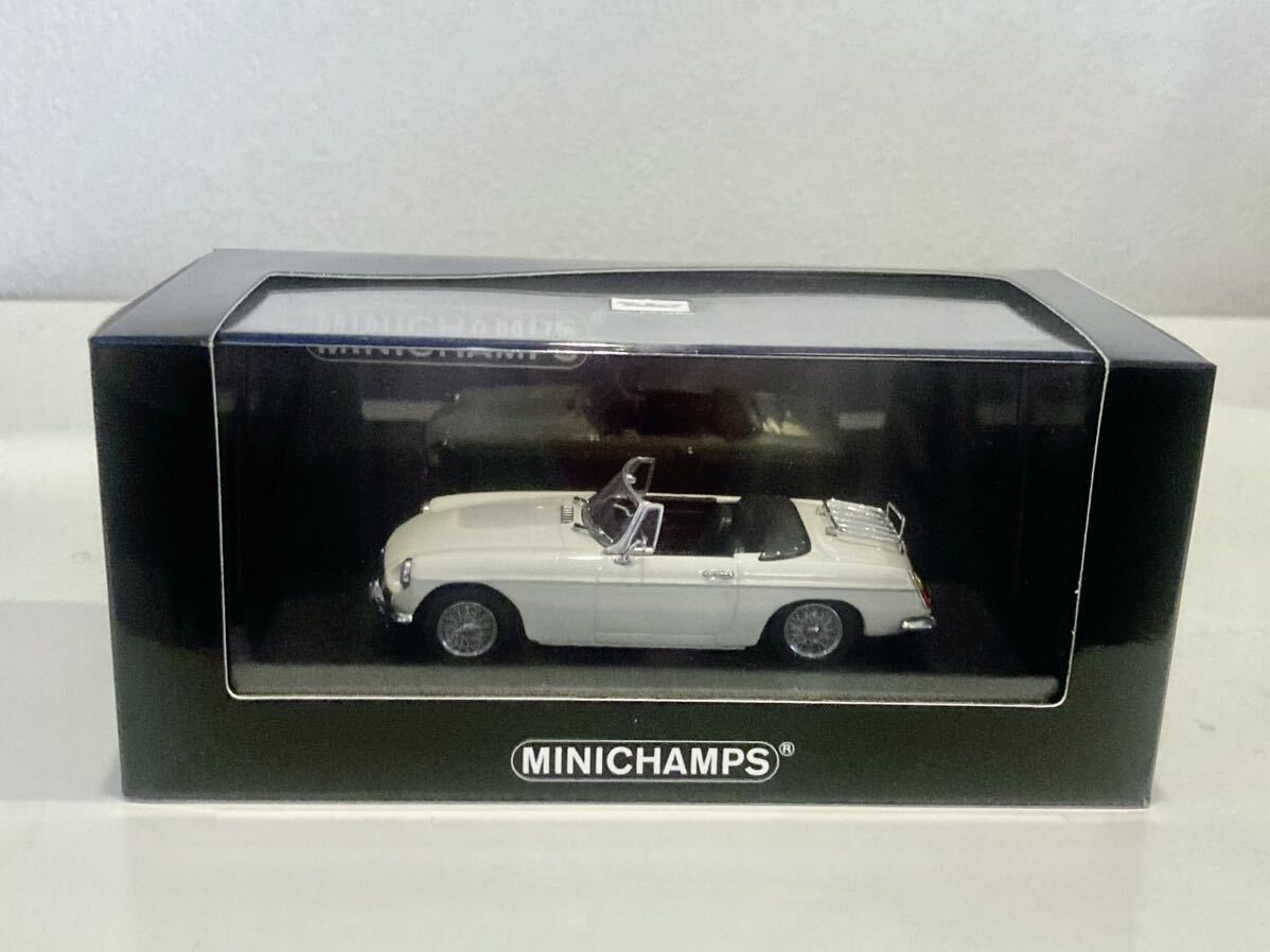 【送料無料】1/43 Minichanps MGB 1968 Snowberry White_画像4
