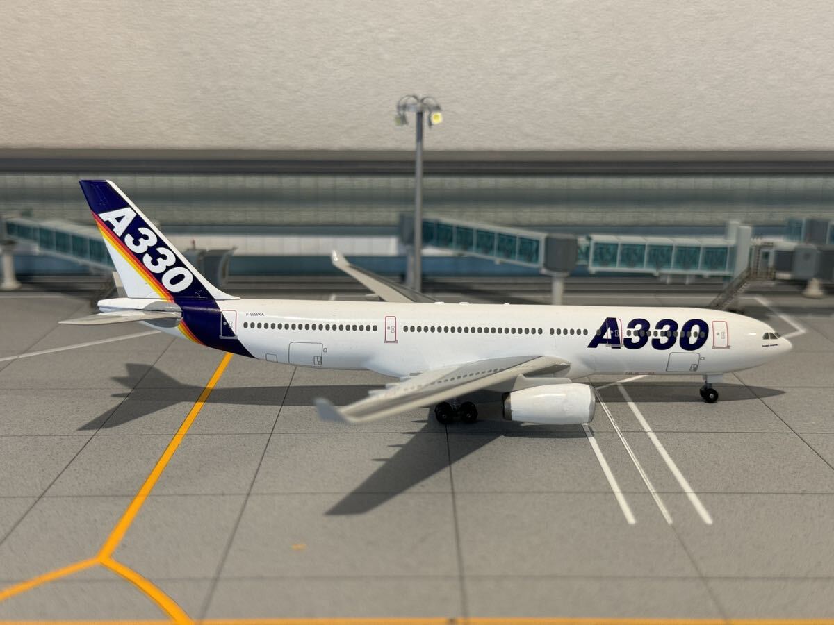 ドラゴンウィングス エアバス　デモンストーター　A330-200 1/400._画像3