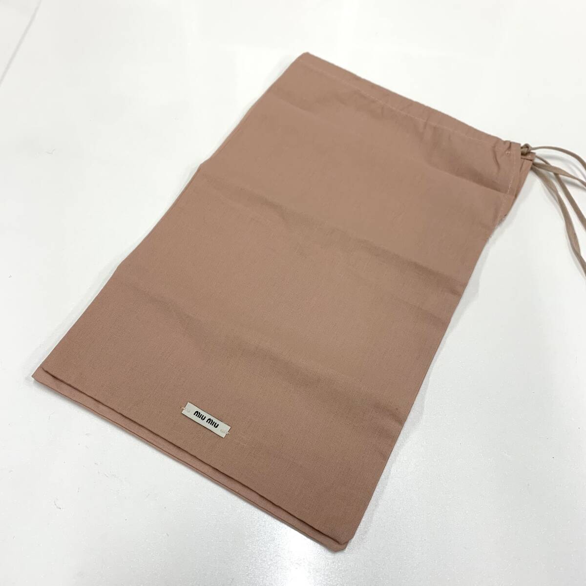 9495 ミュウミュウ パテント チェーン パール ストラップ 9495 ミュウミュウ パテント チェーン パール ストラップ