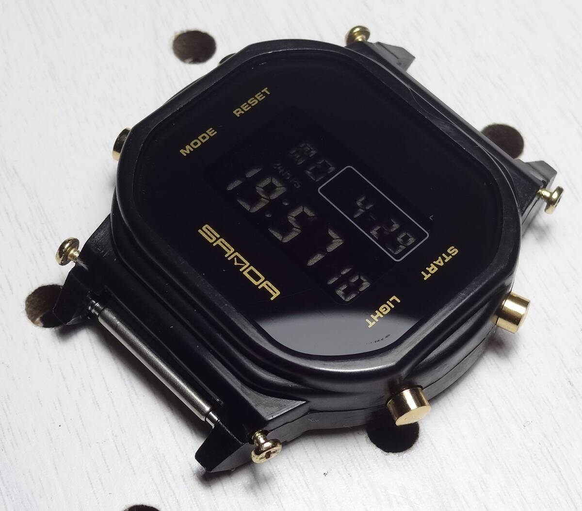 DW-5600 スピードモデル 互換モジュール 反転液晶 ゴールド デジタルウォッチ 腕時計_画像1