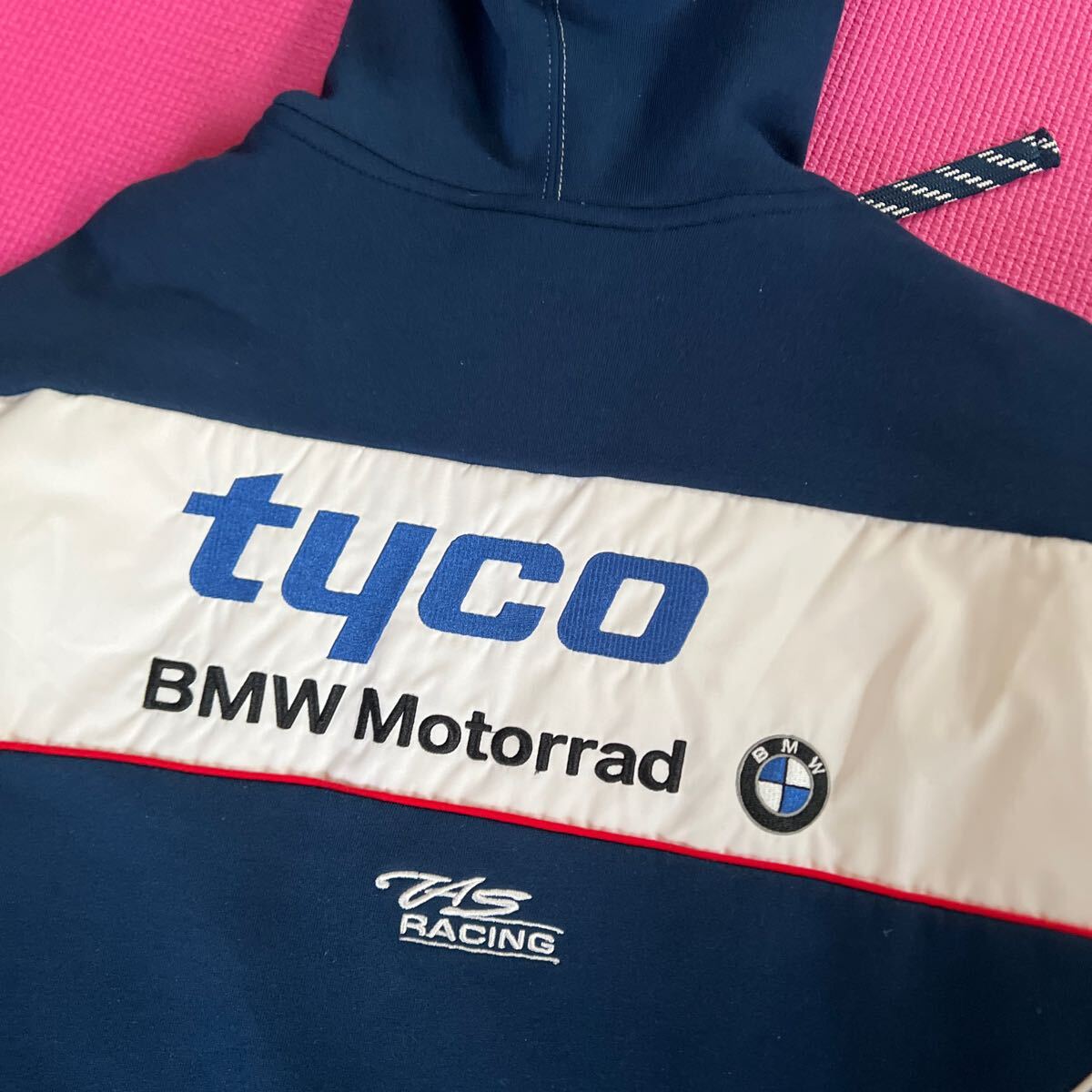 ◆BMW tyco SuperBike 公式 パーカー 【L】フーディ Team TAS Racing ネイビー USED品◆刺しゅうロゴ TTマン島 BSB motoGP BMW Motorradの画像8