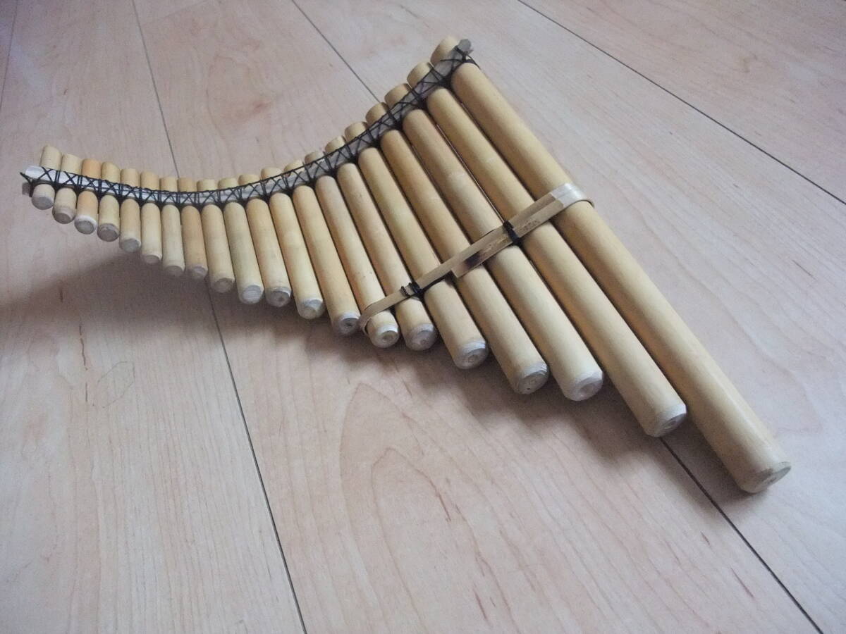  Anne tes. ethnic musical instrument bread flute 1 row 20 tube . made [ mark company ]
