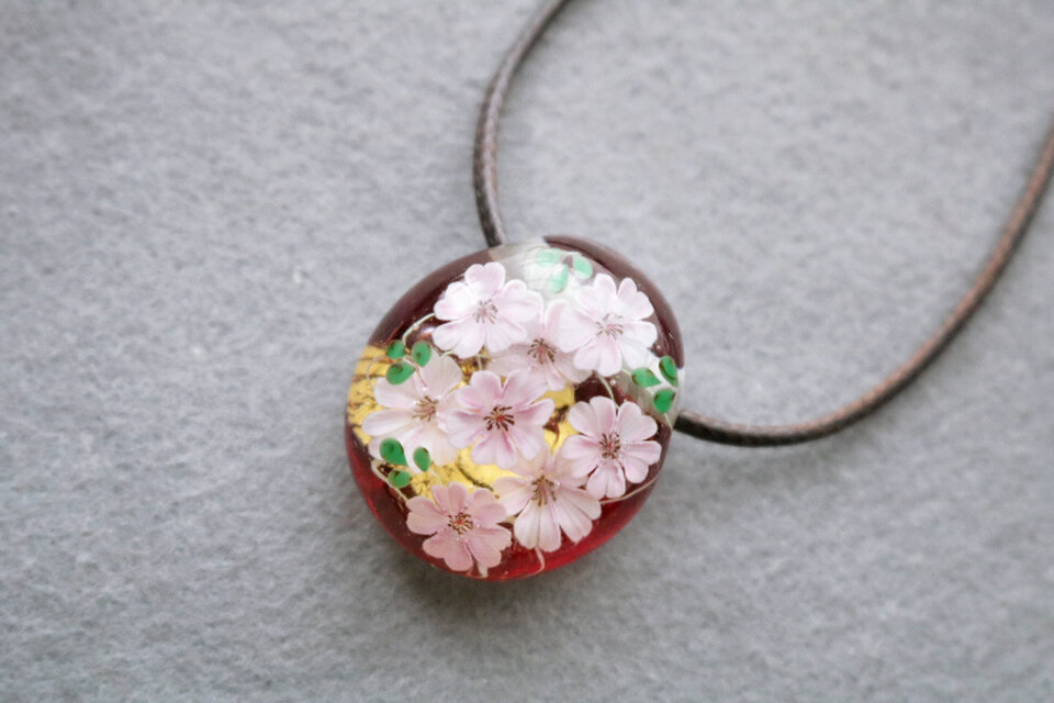 桜のとんぼ玉ガラスペンダント金箔入り 2の画像1