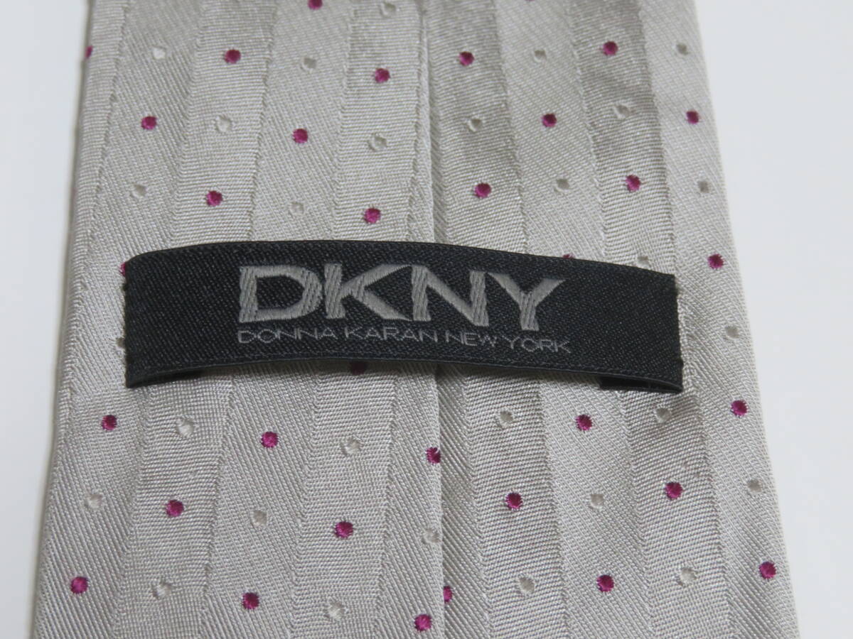 【送料無料】美品 日本製 DKNY ダナキャランニューヨーク MADE IN JAPAN SILK100％ シンプルでお洒落なネクタイ 1個