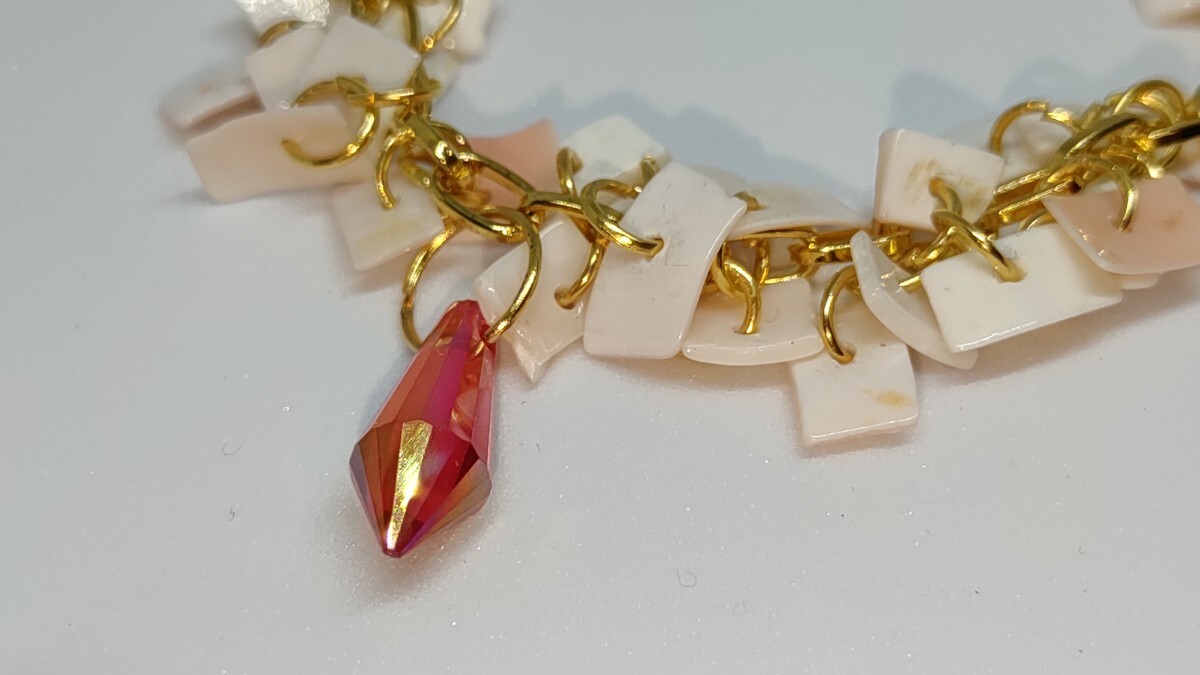 w_plus_a_accessory【W＋A】天然シェルビーズのブレスレット◆ハンドメイド作品◆オリジナルアクセサリー◆ゴールド、赤、ガラスビーズ_画像2