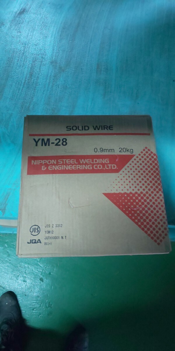 日鉄溶接工業(旧日鉄住金) YM28軟鋼用ソリッドワイヤーワイヤー径0.9mm 1巻(20kg)の画像1