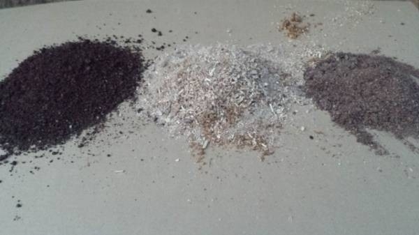 カブトマット　５０Ｌ　_左から完熟、ホダ木粉砕、廃菌床１次発酵