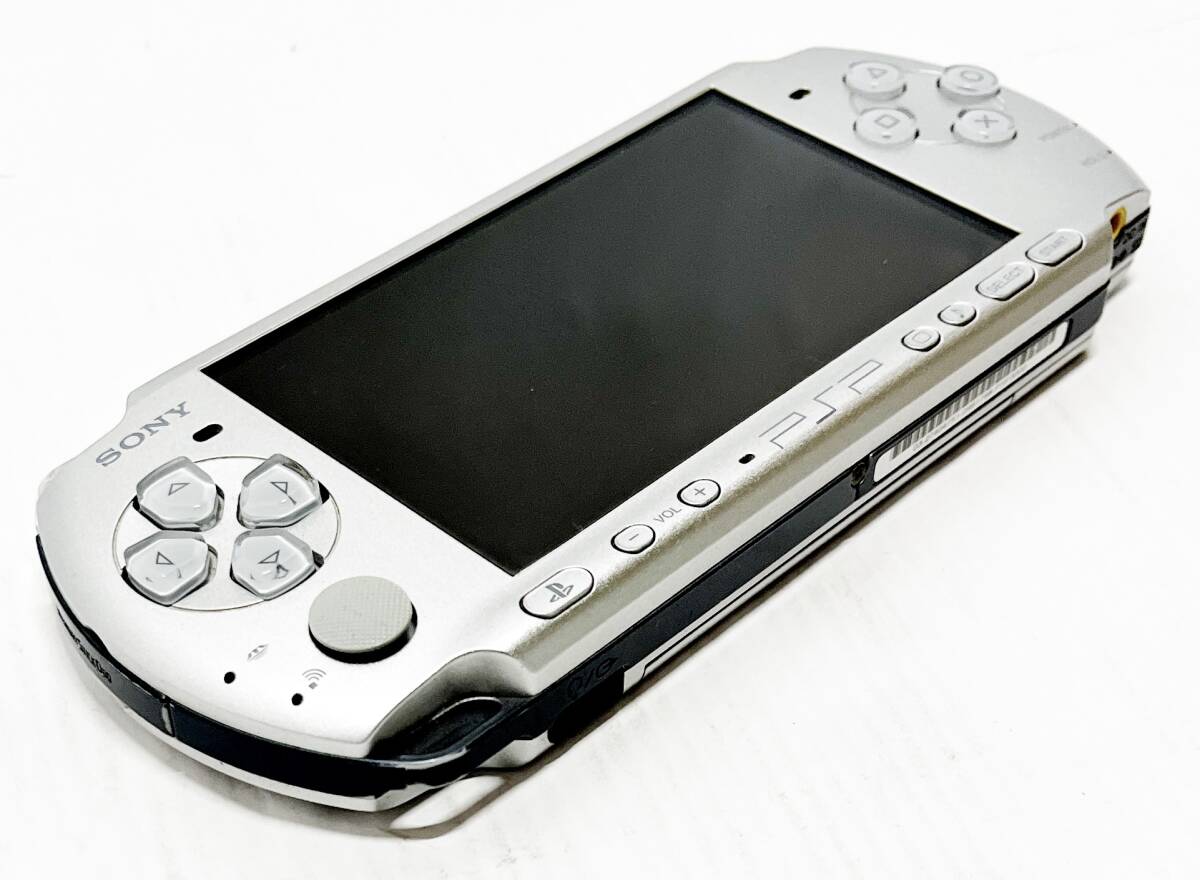 【動作確認済】SONY PSP-3000 希少純正AVケーブル 純正バッテリー 純正ACアダプターセット メモリーカード2GB ソフト3本セットの画像2