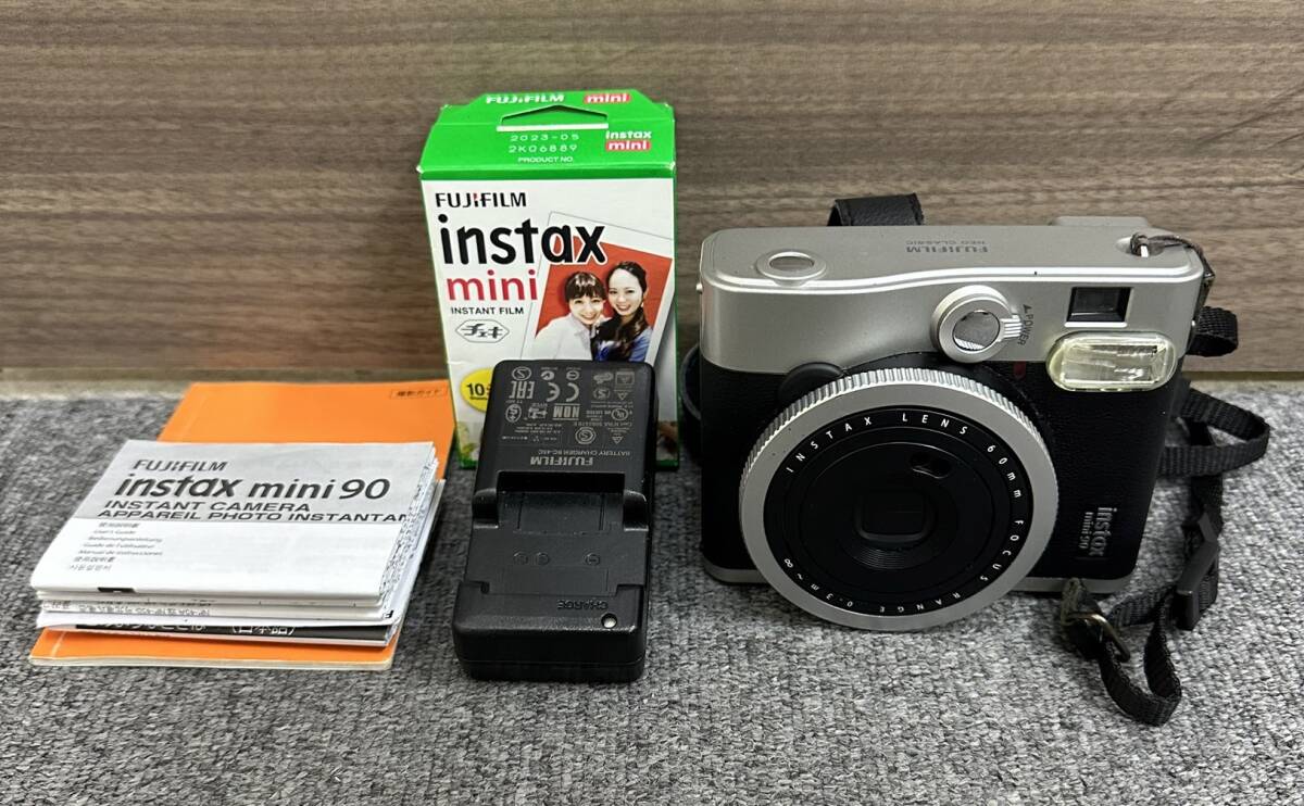 【DK 22397】１円～ FUJIFILM 富士フィルム instax mini90 NEO CLSSIC ネオクラシック インスタントカメラ 通電確認済 付属品有 現状品