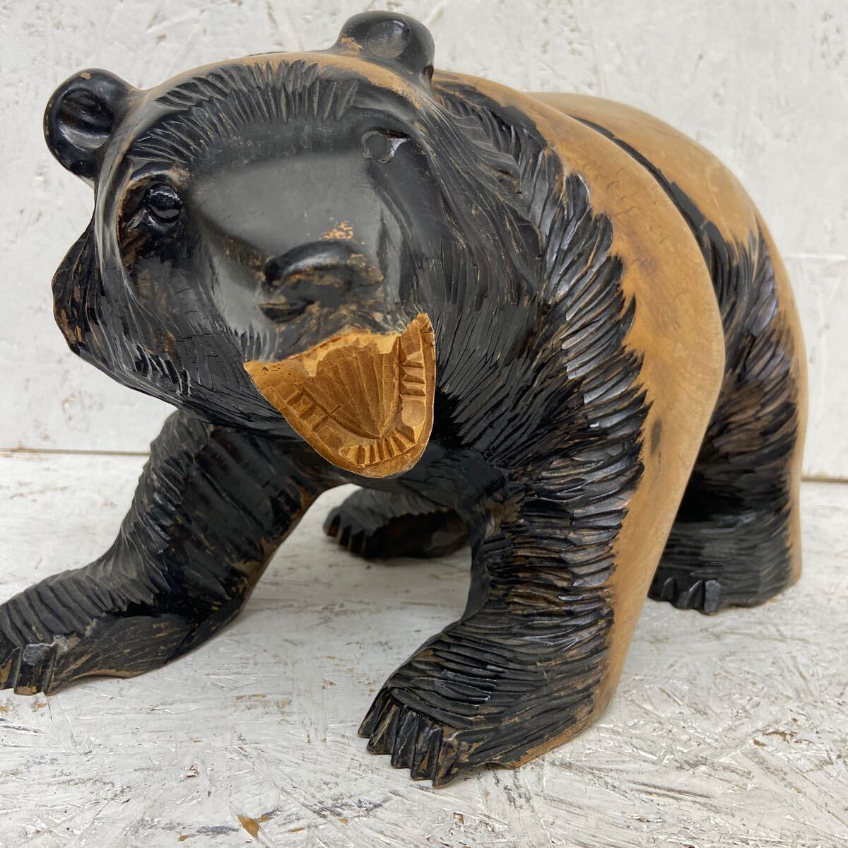 7 石王作 木彫りの熊 21×35㎝ くま クマ置物 インテリア 民芸品 オブジェ 工芸品 北海道 旭川 木彫り 木製_画像1