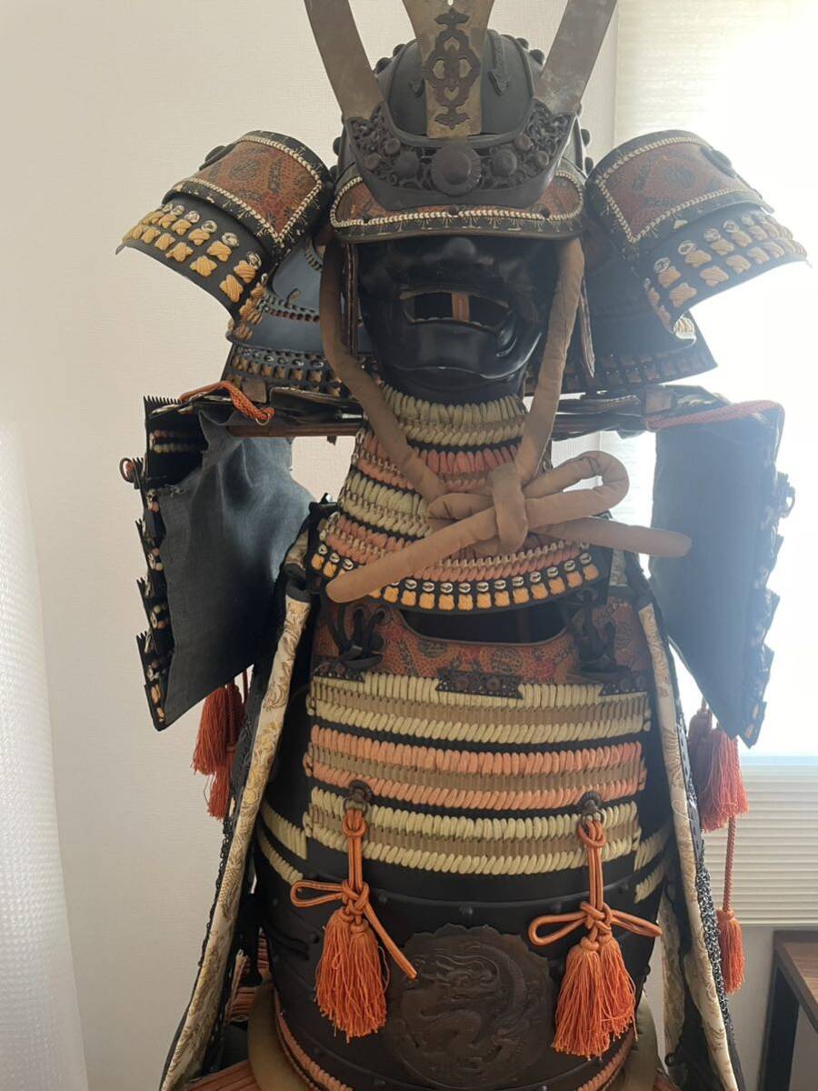 Ψ 【貴重】旧家蔵出しの初品 時代甲冑 甲冑 等身大 鎧 面頬 大鎧 鎧兜 戦国武将 武具 鎧櫃 /263608 / 417-8 の画像1