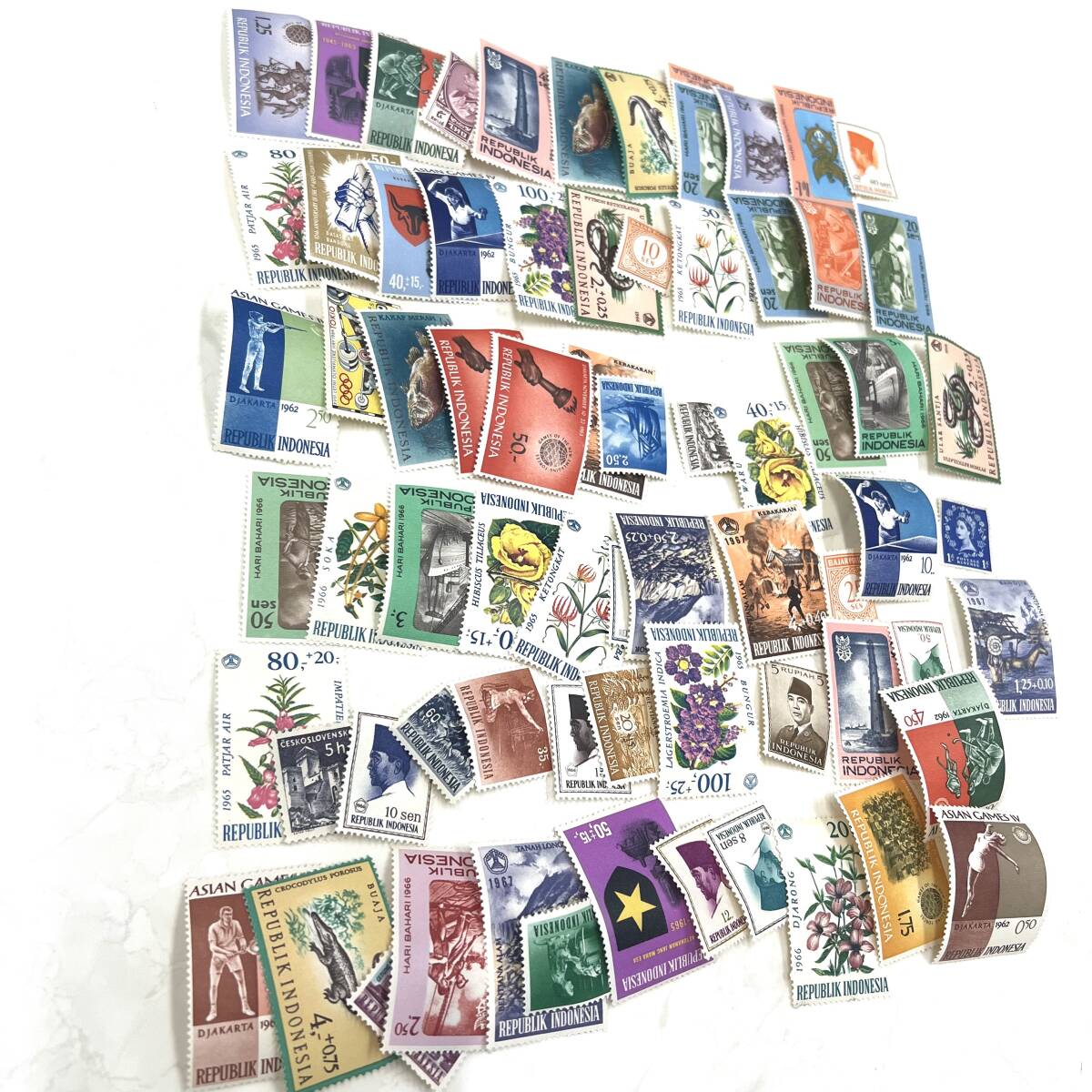 M：海外切手 70枚 おまとめ 美品 保管品 インドネシア コレクターの画像6