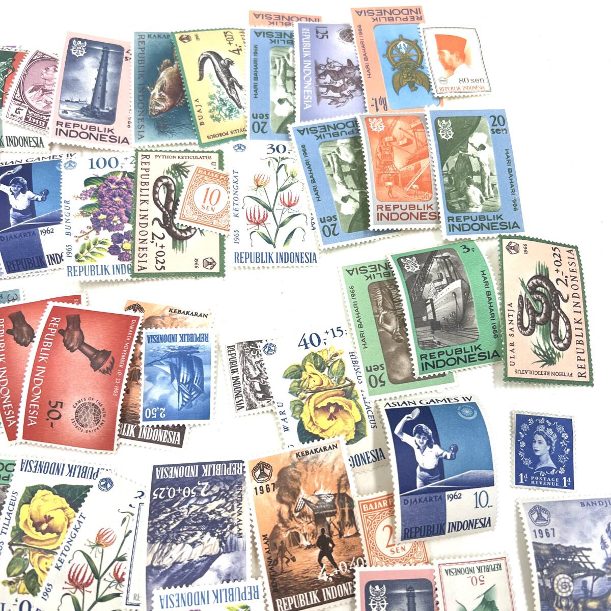 M：海外切手 70枚 おまとめ 美品 保管品 インドネシア コレクターの画像9