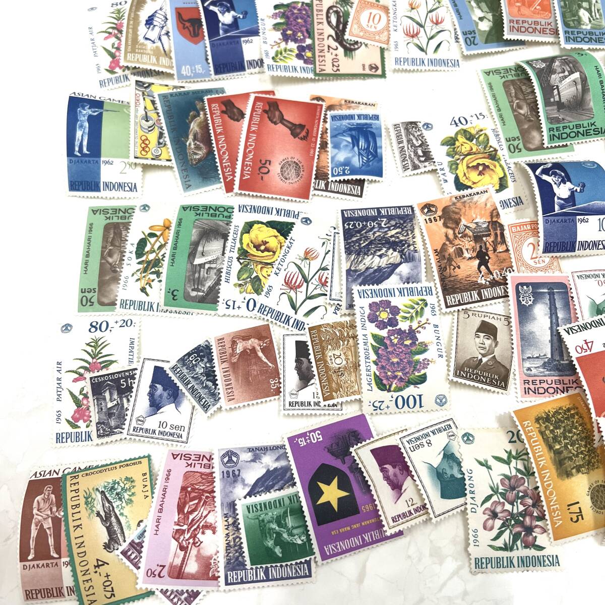 M：海外切手　70枚　おまとめ　美品　保管品　インドネシア　コレクター_画像10