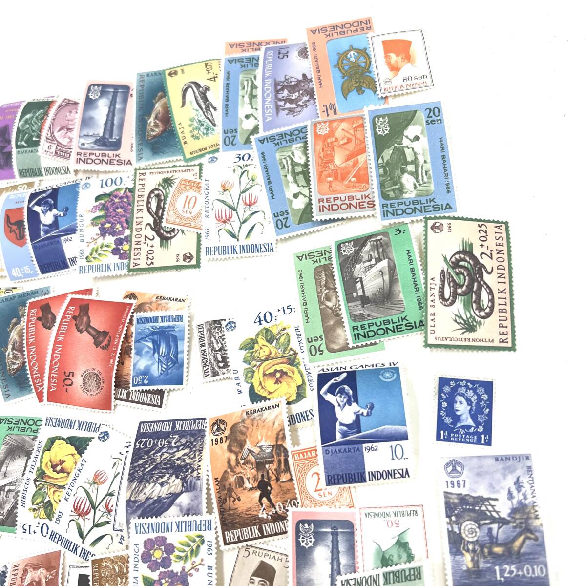 M：海外切手 70枚 おまとめ 美品 保管品 インドネシア コレクターの画像7