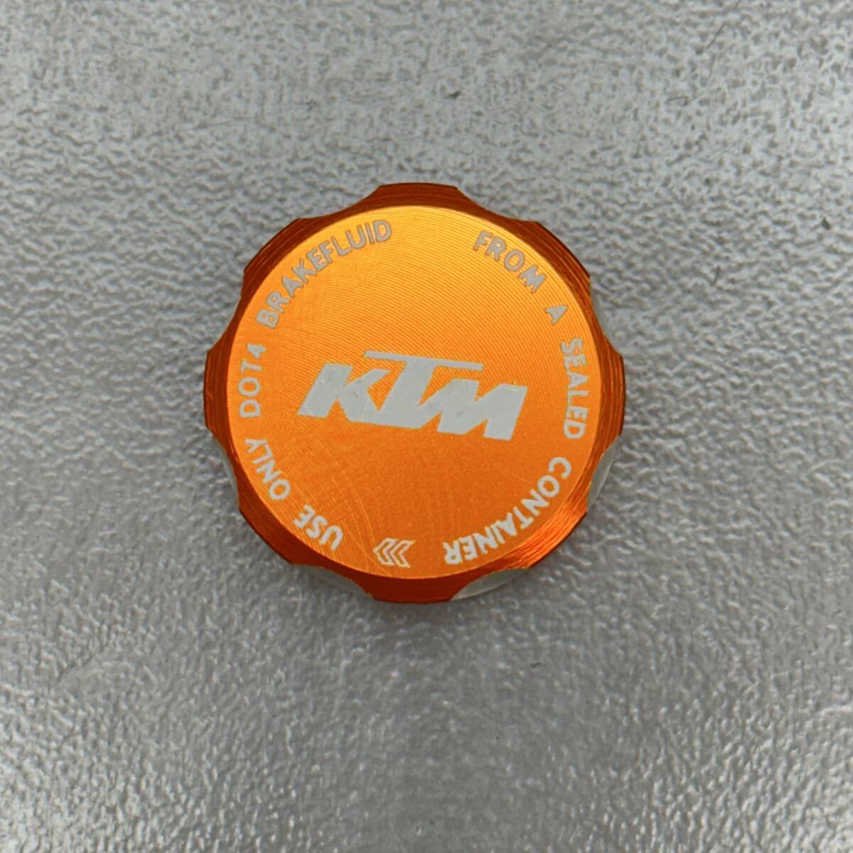 KTM 純正 クラッチリザーバータンクカバー キャップ フタ オレンジ アルマイト アルミ 613.02.933.100 240328MDT079の画像2