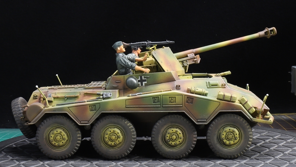 1/35 ドイツ軍 Sd.kfz234/4 ８輪重装甲車75ミリ対戦車砲搭載型(砲兵フィギュア×2体付き)制作完成品の画像8