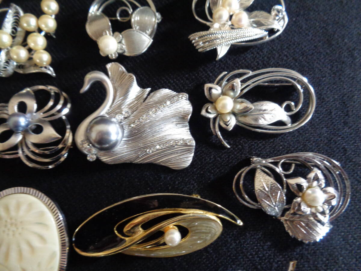 *100 jpy ~[ large amount ] gorgeous pearl * shell using Gold × silver color design various Vintage brooch 20 point set *T-75