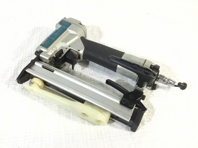 ☆比較的綺麗☆makita マキタ 常圧 エアタッカー AT425AK ケース付 ステープル幅4mm 長さ13～25mm エアータッカー 89161_画像4