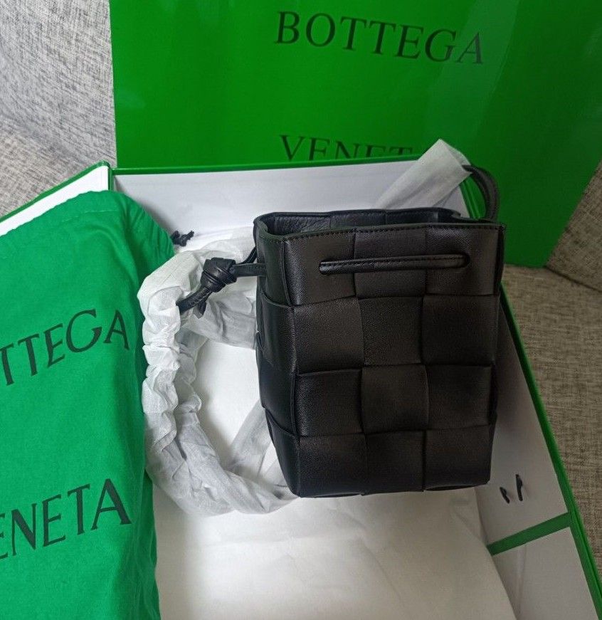 BOTTEGA VENETA　ボッテガヴェネタ　ショルダーバッグ　クロスボディ　黒　ブラック　カセット　バッグ