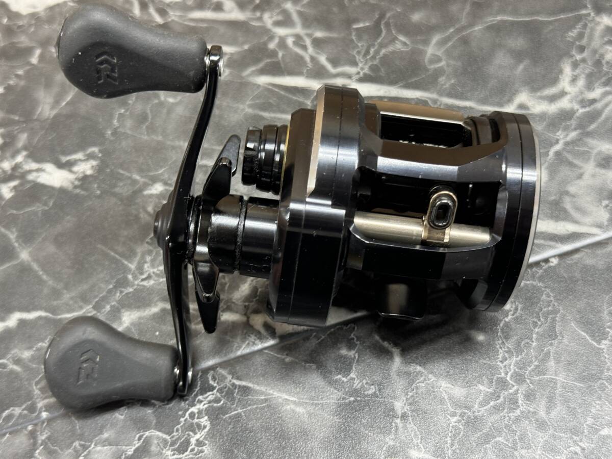 1スタ）【中古/リール】DAIWA ダイワ 18 RYOGA リョウガ 1520H 右巻き / ベイトリール_画像4